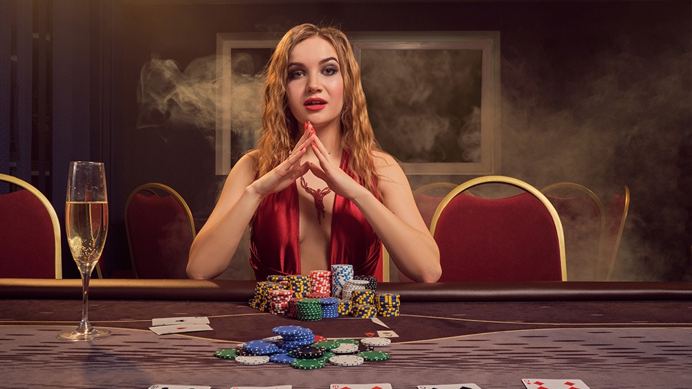 Kyraveksion restaurant casino med nordlys temautsikt fra fasaden